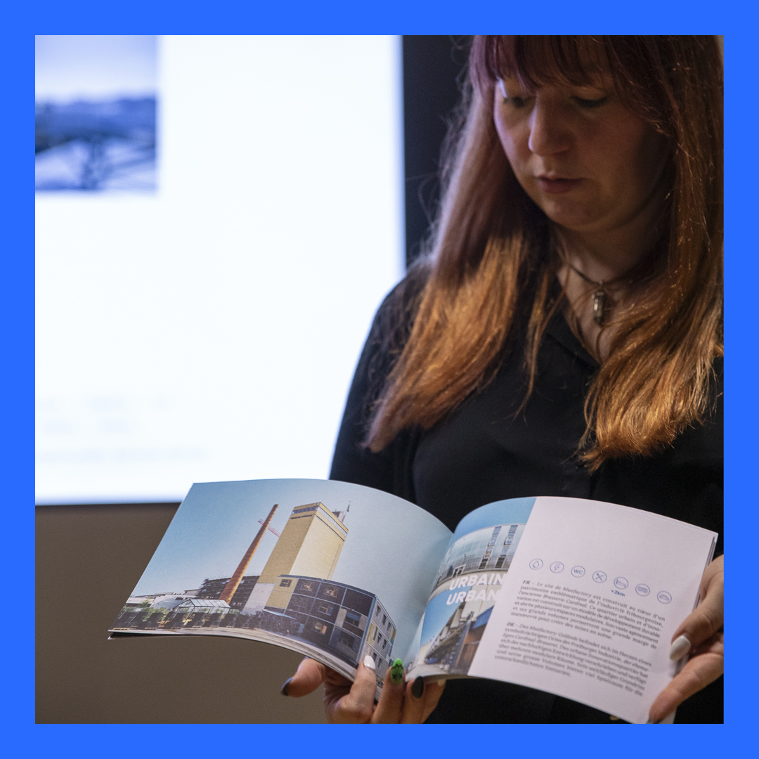 Booklet tenu dans les mains lors du vernissage