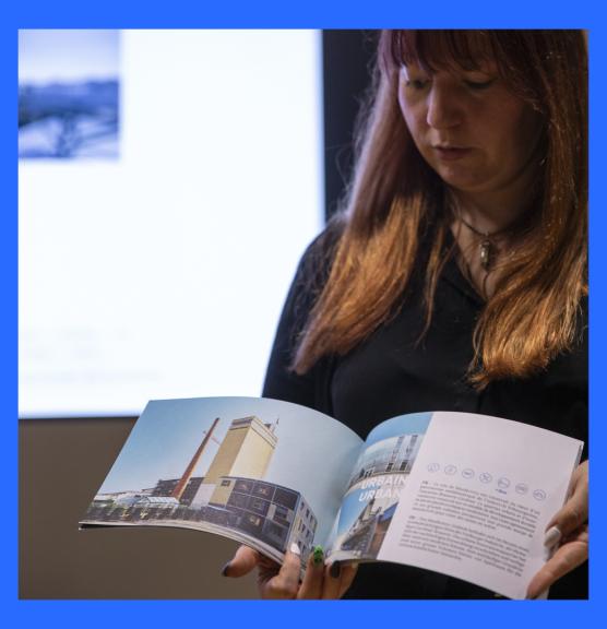 Booklet tenu dans les mains lors du vernissage